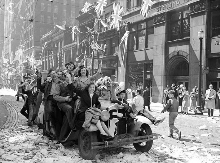Không khí mừng chiến thắng trong Thế chiến II trên đường phố Bay, Toronto, Canada, ngày 7/5/1945. Ảnh: ATI.