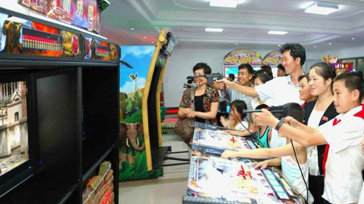 Thiết bị chơi game: Đầu tháng này, truyền thông Triều Tiên đưa tin các trò chơi điện tử như "Hunting Yankee", "Confrontation War", "Guardian" và "Chiến trường Goguryeo" mới được phát hành. Trong đó, Hunting Yankee, trò chơi video mô phỏng bắn súng với hình ảnh binh sĩ Mỹ được dùng làm mục tiêu, đã "trở nên rất phổ biến". Theo số liệu của hải quan Trung Quốc, ngoài thiết bị chơi game, Triều Tiên còn nhập bàn bi-a, bộ trò chơi xúc xắc, bộ bài. Ảnh: SCMP.