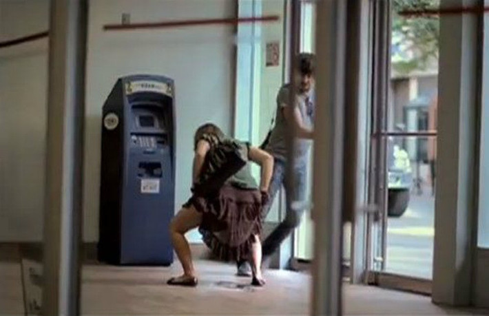 Theo điều luật ở Anh, phụ nữ mang thai có thể tiểu tiện ở bất cứ nơi nào mà họ muốn. Ảnh: The Richest.