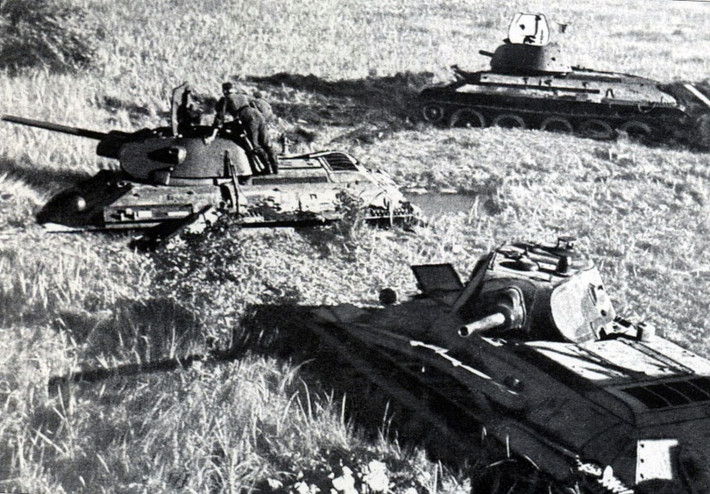 Lính Đức đang kiểm tra chiếc xe tăng T-34-76 của Liên Xô bị bỏ lại trên chiến trường cạnh Vitebsk. Ảnh: ER.