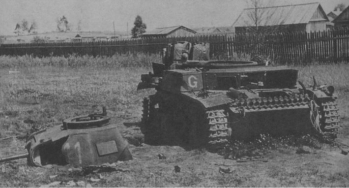 Pháo binh Liên Xô đã phá hủy xe tăng Đức Pz.Kpfw. II Ausf. C. Ảnh: ER.