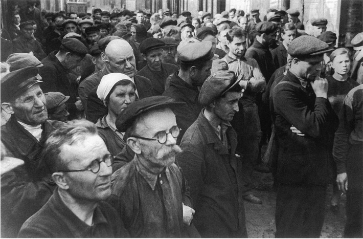 Rất đông người tập trung tại nhà máy Leningrad và nghe thông báo về sự kiện Đức tấn công Liên Xô trong Thế chiến II. Ảnh: ER.
