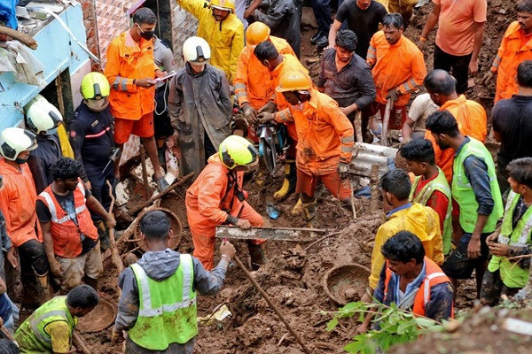 Theo Reuters, cho đến nay ít nhất 30 người thiệt mạng trong các vụ lở đất ở Ấn Độ. Hình ảnh trên truyền hình Ấn Độ cho thấy lực lượng cứu hộ phải dùng tay đào đất và tìm kiếm thi thể người gặp nạn trong trận sạt lở ở ngoại ô Mumbai hôm 18/7. Ảnh: Reuters.
