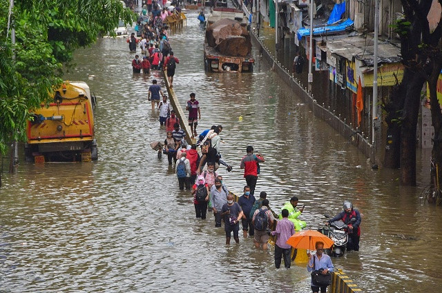 Một số khu vực trong thành phố Mumbai bị ngập lụt sau trận mưa lớn trong 24 giờ qua. Nhiều tuyến xe lửa ở ngoại ô thành phố này cũng phải ngưng hoạt động, làm tê liệt trung tâm tài chính của Ấn Độ. Ảnh: PTI.