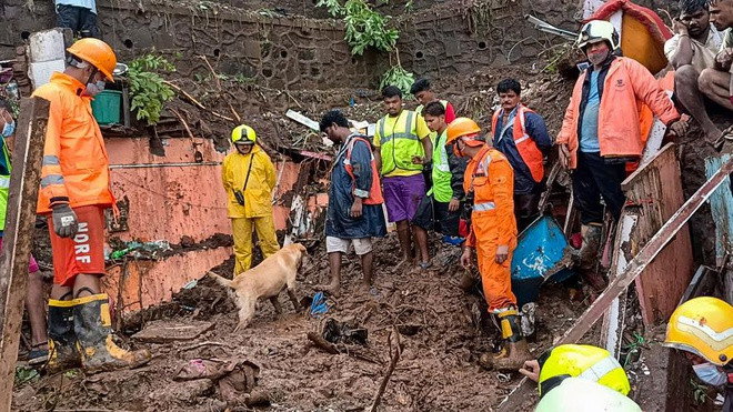 Lính cứu hỏa được huy động đến cứu hộ tại khu vực Chemburs Bharat Nagar, Mumbai. Theo AP, tại khu phố Vikhroli ở Mumbai, khoảng 6 căn lều tạm bị mưa và lở đất đè bẹp, nằm chồng lên nhau rạng sáng 18/7. Ít nhất ba người thiệt mạng trong vụ sập lều này. Hàng chục nhân viên cứu hộ đang tìm kiếm 15 người khác có thể bị mắc kẹt trong đống đổ nát. Ảnh: PTI.