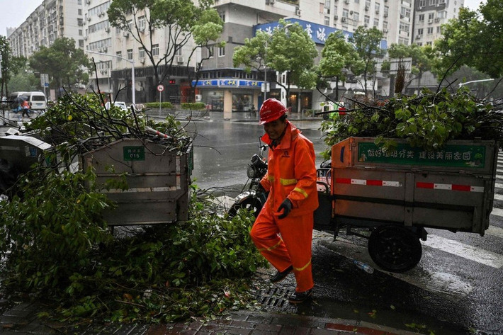 Ông Yuan Jiajun, Bí thư Tỉnh ủy Chiết Giang, cho biết: “Chúng tôi sẽ nỗ lực để đảm bảo an toàn tính mạng và tài sản của người dân, làm mọi cách để giảm thiểu thiệt hại do thiên tai gây ra. Đồng thời, chúng tôi sẽ phấn đấu giảm thiểu số người bị thương và thiệt hại về kinh tế". Ảnh: AFP.