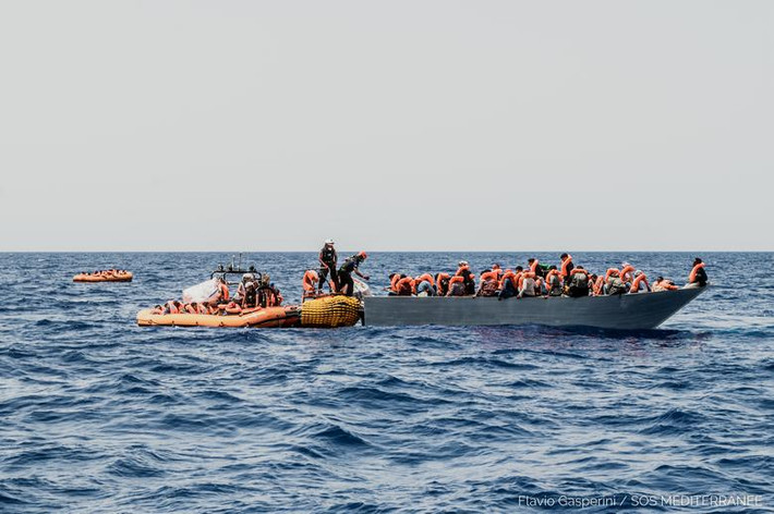 Theo Reuters, tổ chức từ thiện SOS Mediterranee đã đề nghị Liên minh Châu Âu tìm một bến cảng nơi họ có thể cập cảng để đưa hàng trăm người di cư lên bờ. Được biết, những di dân này được SOS Mediterranee giải cứu trên biển ở Địa Trung Hải trong những ngày gần đây. (Nguồn ảnh: Reuters)