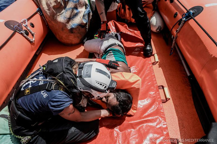 "Chúng tôi đang kêu gọi EU điều phối việc đưa 572 di dân trên tàu của chúng tôi lên bờ", tổ chức cho biết.