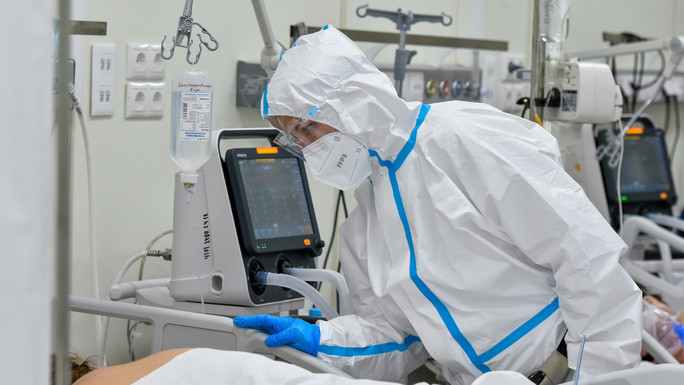 Nga cũng đang phải vật lộn đối phó sự gia tăng ca nhiễm do biến chủng Delta và tỷ lệ tiêm chủng thấp vì người dân chần chừ tiêm vắc xin. Trong ngày 4/7, Nga báo cáo hơn 25.000 ca nhiễm COVID-19 mới - mức cao nhất kể từ đầu năm. Ảnh: MNA.