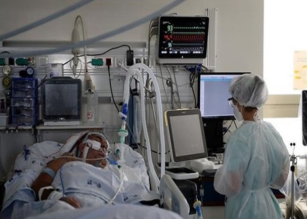 Được biết, giới chức Bồ Đào Nha đã kéo dài thời gian hoạt động của trung tâm tiêm chủng, thành lập các phòng khám mới, trong khi chính phủ Hà Lan đang mở rộng chương trình tiêm chủng cho thanh thiếu niên từ 12-17 tuổi để phòng ngừa một đợt bùng phát mới. Ảnh: Bệnh nhân COVID-19 được điều trị trong bệnh viện ở Bồ Đào Nha. Ảnh: THX.