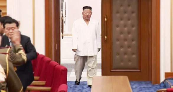 "Chúng tôi xác định những đồn đoán liên quan đến sức khỏe của nhà lãnh đạo Triều Tiên Kim Jong-un là vô căn cứ. Theo thông tin của chúng tôi, ông Kim Jong-un vẫn chủ trì cuộc họp của Bộ Chính trị Triều Tiên cả ngày 29/6 và vẫn đảm nhiệm công việc điều hành bình thường", Cơ quan Tình báo Quốc gia Hàn Quốc (NIS) ngày 7/7 cho biết. Bức ảnh chụp ông Kim Jong-un ngày 22/6/2021. Ảnh: KCTV.