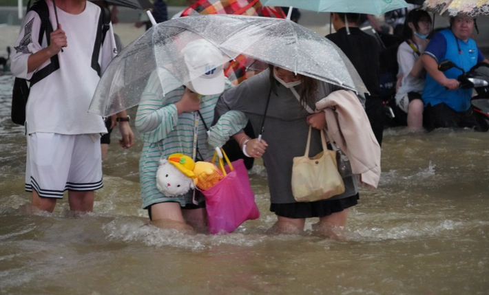 “Vào ngày 20/7, một vết nứt dài 20 mét đã xuất hiện trên con đập Yihetan. Con đập có thể bị sụp đổ bất cứ lúc nào”, Quân Giải phóng Nhân dân Trung Quốc (PLA) viết trong một tuyên bố.