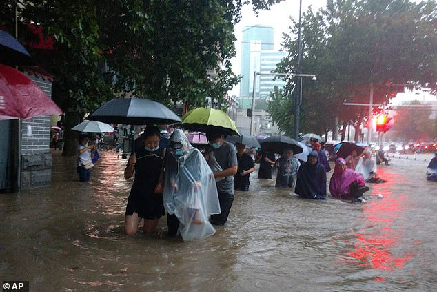 Trong khi đó, giới chức cảnh báo, một con đập tại tỉnh Hà Nam “có thể sụp đổ bất cứ lúc nào” sau khi bị hư hại nghiêm trọng bởi trận mưa lớn kéo dài những ngày qua.