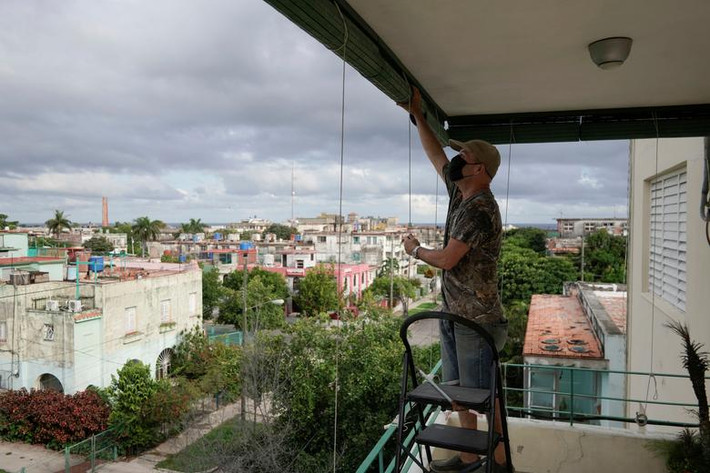 Otto Gonzalez ở Havana, Cuba, gia cố nhà cửa trước khi bão Elsa ập tới ngày 5/7.