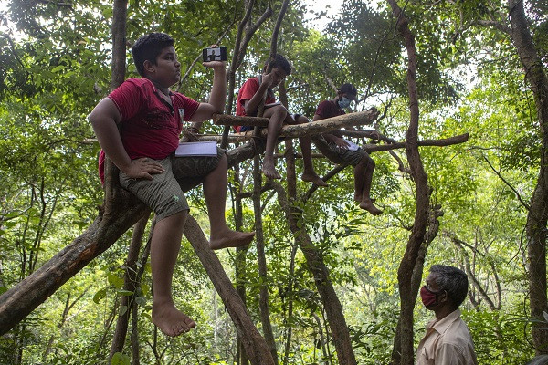 Theo AP, các trường học ở Sri Lanka hầu hết đã đóng cửa từ tháng 3/2020 khi dịch COVID-19 bùng phát. Chính vì vậy, nhiều em học sinh tại nước này chuyển sang học trực tuyến. (Nguồn ảnh: Reuters)