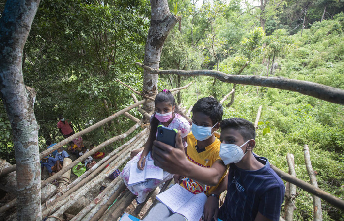 Chính phủ Sri Lanka gần đây đã khởi động chiến dịch tiêm vắc xin ngừa COVID-19 cho toàn bộ giáo viên để sớm mở lại trường học.