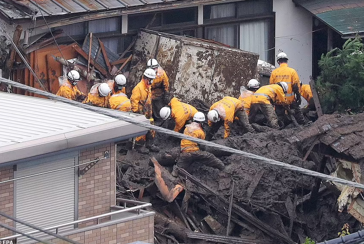 Lực lượng cứu hỏa từ Tokyo được huy động tới Atami để hỗ trợ chiến dịch tìm kiếm và cứu hộ.