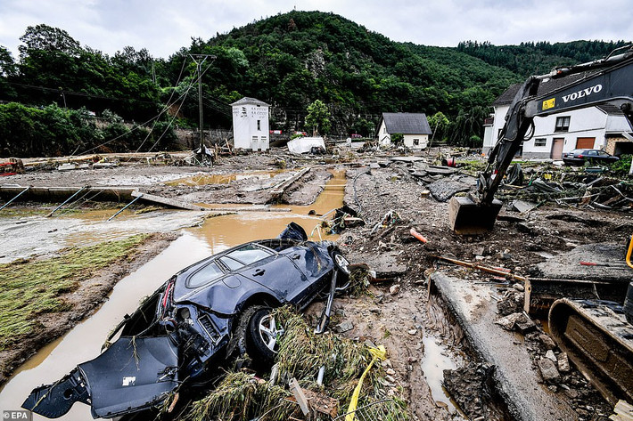 Một chiếc ô tô bị cuốn trôi ở Schuld.