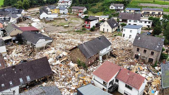 Thị trấn Schuld, phía nam Bonn (Đức), bị ảnh hưởng rất nặng nề, với ít nhất 18 người thiệt mạng. Trong khi tại thị trấn Ahrweiler, hàng chục người mất tích khi nước sông Ahr tràn bờ và cuốn trôi nhà cửa ngay cả khi người dân leo lên mái nhà trú ẩn.