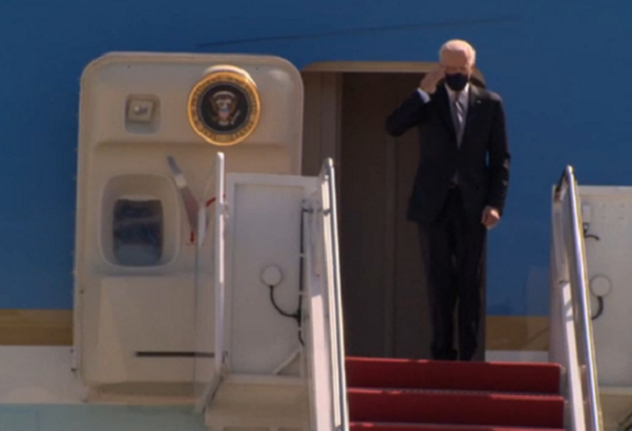 Tổng thống Joe Biden sau đó đứng dậy, xoa đầu gối và đi tiếp lên hết thang rồi quay lại chào mọi người, trước khi vào trong máy bay. Sau sự cố, Giám đốc truyền thông Nhà Trắng Kate Bedingfield đã thông báo về tình hình của ông Biden. “Tôi biết mọi người đã thấy Tổng thống Biden bị vấp ngã khi lên bậc thang chuyên cơ Không lực Một, nhưng tôi rất vui được thông báo rằng ông vẫn khỏe và không cần bất cứ trợ giúp nào từ nhóm y tế tháp tùng. Sự cố chỉ là bước hụt bậc thang mà thôi”, bà Bedingfield nói. Ảnh: ABC News.