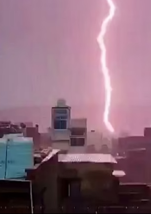 "Mọi người ở đó thì trời đã mưa rồi. Họ đứng trong tháp khi mưa ngày càng to", Saurabh Tiwari, một cảnh sát cấp cao của Jaipur, cho biết. Ảnh: SWNS.
