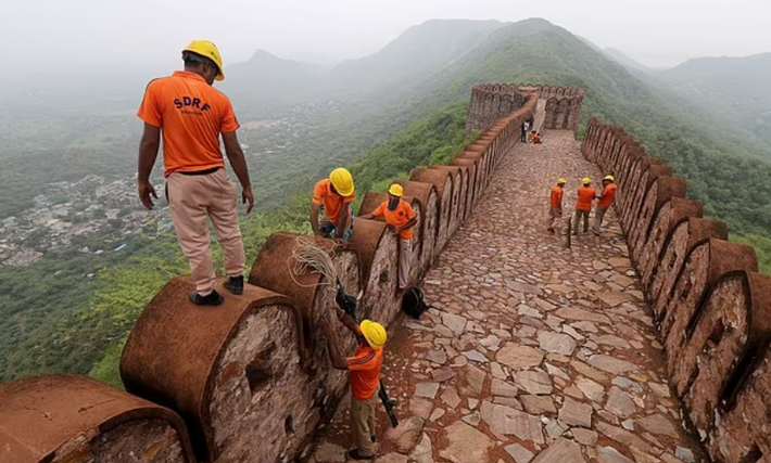 Các nhà chức trách cho biết thêm, một số người thiệt mạng khi đang chụp ảnh tự sướng trong cơn bão. Ảnh: Reuters.