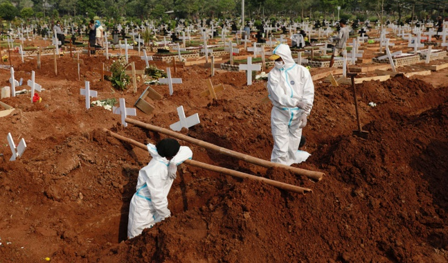 Đông Nam Á đang đối mặt với một trong những đợt bùng phát COVID-19 tồi tệ nhất, với số ca mắc và tử vong tăng nhanh. Ảnh: Reuters.