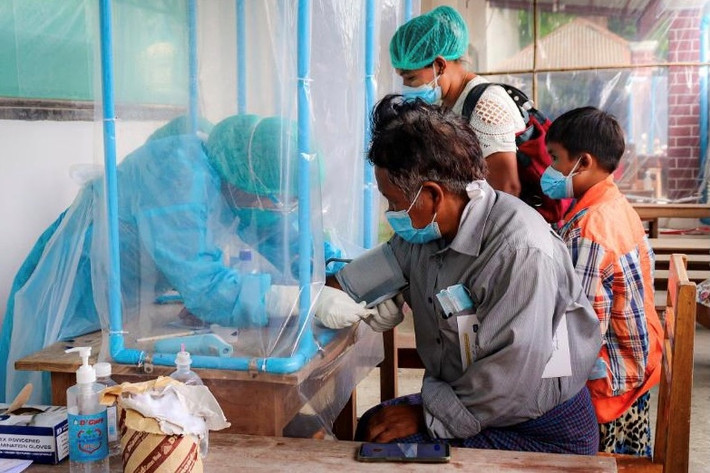 Trong khi đó, số ca mắc COVID-19 tại Myanmar bắt đầu tăng từ tháng 6/2021 và tăng mạnh trong 2 tuần gần đây. Đáng chú ý, trong ngày 14/7, quốc gia Đông Nam Á này ghi nhận kỷ lục 7.089 ca mắc. Tuy nhiên, giới chuyên gia y tế lo ngại số ca nhiễm COVID-19 trên thực tế có thể cao hơn nhiều so với số liệu được công bố. Ảnh: Reuters.