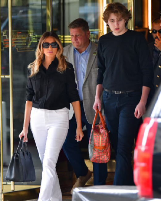 Theo Daily Mail, Barron Trump (phải) nổi bật với chiều cao hơn 2 mét khi đi cạnh mẹ, bà Melania, rời khỏi Tháp Trump ở New York ngày 7/7. Ảnh: Daily Mail.