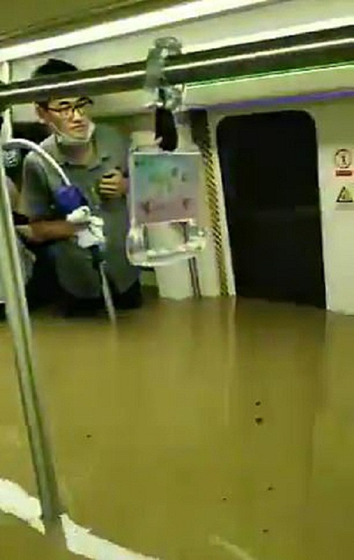 Biển nước mênh mông trong toa tàu điện ngầm ở Trịnh Châu.