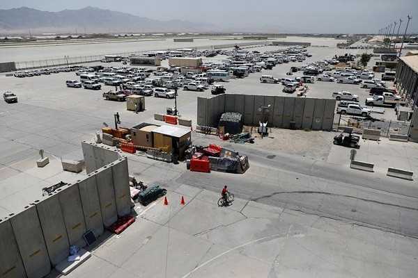 Nhiều phương tiện bên trong căn cứ Bagram nhìn từ trên cao ngày 5/7. Được biết, căn cứ Bagram nằm cách thủ đô Kabul khoảng 60km về phía Bắc.