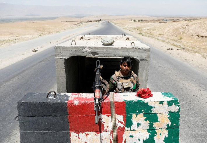 Một binh sĩ Afghanistan đứng gác tại chốt kiểm soát gần căn cứ quân sự lớn nhất Afghanistan ngày 2/7.