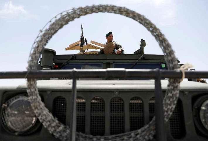 Những hình ảnh chụp bên trong căn cứ Bagram sau khi lính Mỹ rời đi đã được hãng Reuters đăng tải. Ảnh: Một thành viên của lực lượng an ninh Afghanistan trên xe quân sự tại căn cứ không quân Bagram ở tỉnh Parwan ngày 5/7.