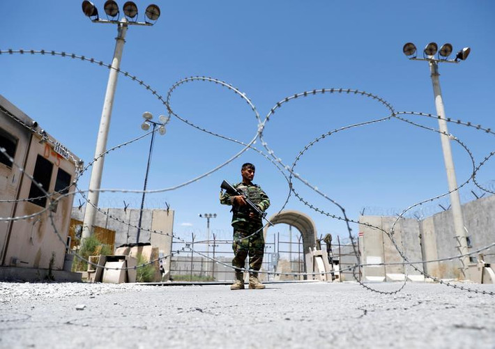 Căn cứ Bagram hiện đã được bàn giao lại toàn bộ cho Lực lượng Quốc phòng và An ninh Quốc gia Afghanistan. Ảnh: Binh sĩ Afghanistan đứng gác tại cổng của căn cứ Bagram.
