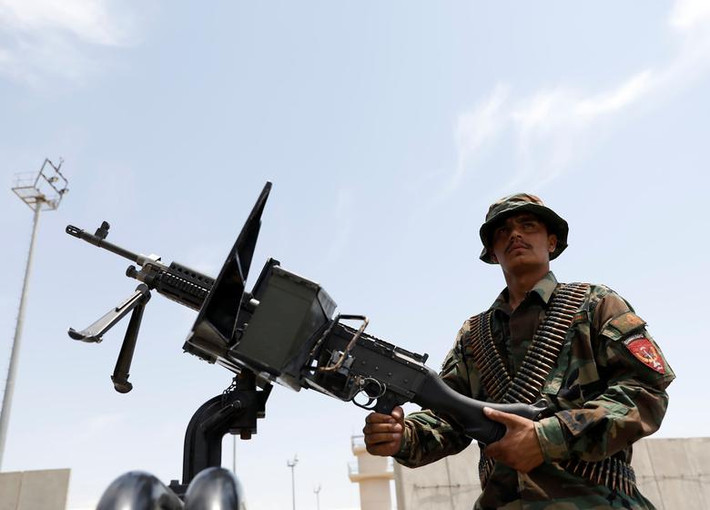 Một thành viên của lực lượng an ninh Afghanistan trên xe quân sự ở căn cứ Bagram ngày 5/7.