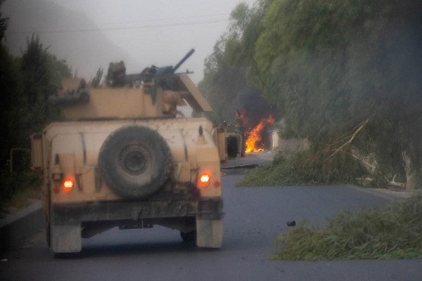 Xe quân sự Humvee của Lực lượng Đặc nhiệm Afghanistan bị phá hủy trong cuộc giao đấu ác liệt với Taliban ở tỉnh Kandahar, Afghanistan, ngày 13/7. Được biết, Lực lượng Đặc nhiệm Afghanistan khi đó đang thực hiện nhiệm vụ giải cứu con tin. (Nguồn ảnh: Reuters)