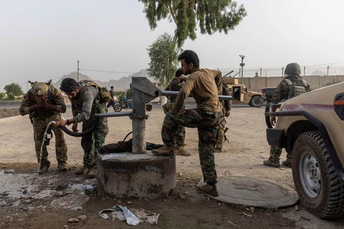 Các thành viên của lực lượng đặc nhiệm Afghanistan nghỉ ngơi sau cuộc giao đấu với Taliban trong chiến dịch giải cứu cảnh sát bị bắt làm con tin hôm 13/7.