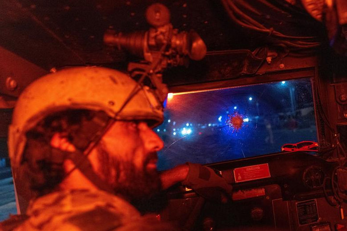 Một thành viên của lực lượng đặc nhiệm Afghanistan điều khiển chiếc Humvee trong cuộc giao tranh với Taliban tại tỉnh Kandahar ngày 11/7.