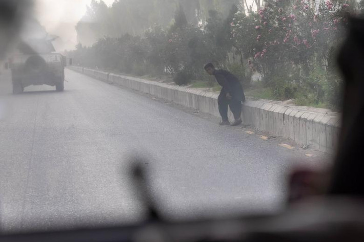 Một dân thường tháo chạy khi lực lượng đặc nhiệm Afghanistan giao tranh với các tay súng Taliban tại tỉnh Kandahar ngày 13/7.