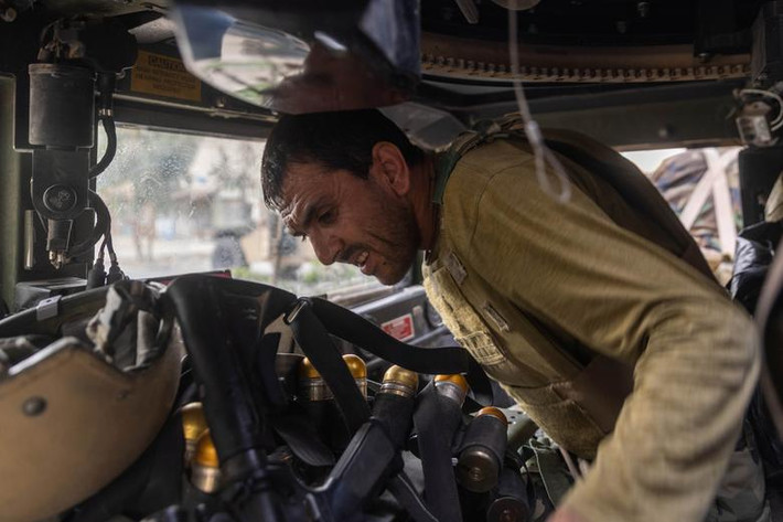 Nguồn tin cho hay, nhiều sĩ quan cảnh sát Afghanistan ở phía nam tỉnh Kandahar đã bị lực lượng Taliban bắt giữ làm con tin. Do vậy, hàng chục lính đặc nhiệm Afghanistan cùng 8 xe quân sự Humvee đã được triển khai để giải cứu họ.