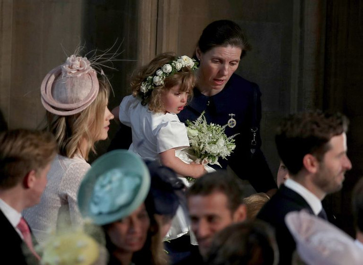 Cô dỗ dành một phù dâu trong đám cưới của Hoàng tử Harry và Công nương Meghan Markle hồi năm 2018. Ảnh: Getty.
