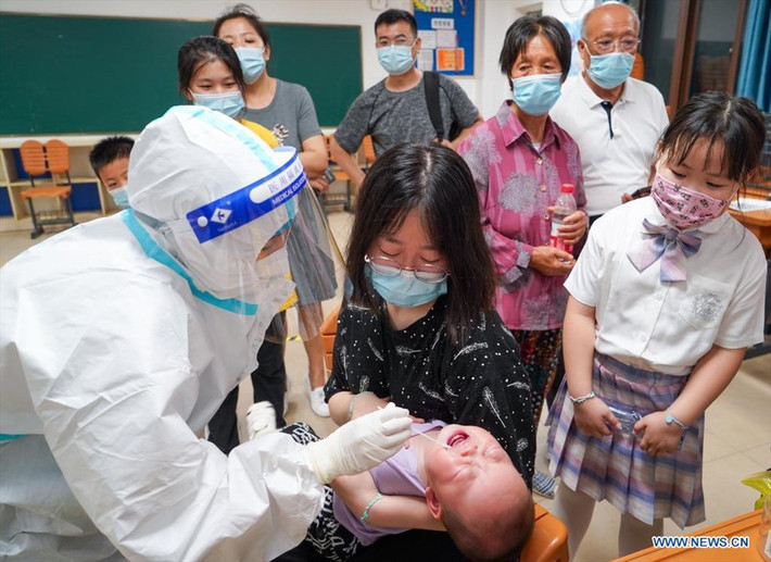 Hiện, hàng chục nghìn người dân ở Nam Kinh đang phải thực thi lệnh phong tỏa và nhà chức trách phải tiến hành xét nghiệm cho 9,2 triệu người dân thành phố này lần thứ hai. Ảnh: THX.