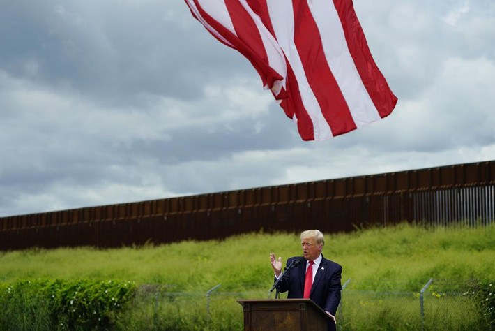 Tuyên bố của ông Trump được đưa ra trong bối cảnh những vụ bắt giữ người nhập cư bất hợp pháp ở biên giới Tây Nam nước Mỹ tăng lên mức cao nhất hàng tháng trong 2 thập kỷ.