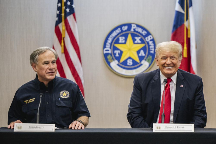 Thống đốc bang Texas Greg Abbott (trái) ngồi cạnh cựu Tổng thống Trump trong cuộc họp báo về an ninh biên giới tại Weslaco, bang Texas, ngày 30/6.