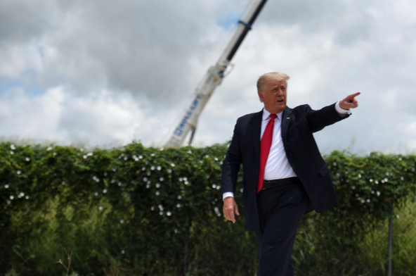 Cựu Tổng thống Trump trong chuyến thăm bức tường biên giới Mỹ - Mexico ở Texas.