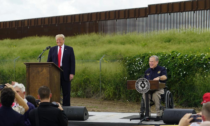 Ngày 30/6, cựu Tổng thống Trump đã đến thăm đoạn tường biên giới Mỹ - Mexico ở bang Texas. (Nguồn ảnh: AP/Reuters)