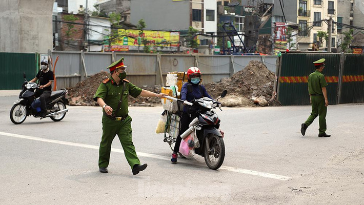 Những shipper chở hàng cồng kềnh, những mặt hàng không được liệt kê vào những mặt hàng thiết yếu sẽ bị kiểm tra và xử phạt.