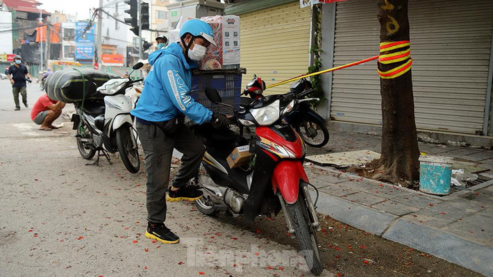 Thực hiện Chỉ thị số 16 về việc cách ly xã hội để phòng, chống dịch COVID-19, Sở Giao thông vận tải Hà Nội quyết định dừng các hoạt động vận tải vận chuyển hành khách, hàng hóa bằng xe máy, bao gồm xe có sử dụng phần mềm ứng dụng công nghệ kết nối với hành khách và "xe ôm", kinh doanh giao hàng công nghệ (shipper) như Grab, Be, Gojek, MyGo, FastGo.