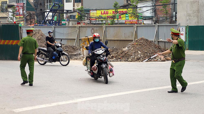 Trước đó, Hà Nội đã quy định shipper công nghệ chỉ được phép vận chuyển, giao hàng thiết yếu phục vụ siêu thị và các doanh nghiệp bưu chính bằng xe mô tô hai bánh. Shipper tự phát sẽ bị cấm hoạt động.