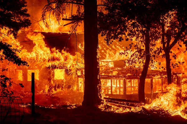 Theo Al Jazeera, cháy rừng đã thiêu rụi nhiều ngôi nhà ở Mỹ. Trong đó, đám cháy Dixie tại bang California, bắt đầu từ ngày 14/7, đã san bằng hơn chục ngôi nhà và nhiều công trình khác khi nó càn quét thị trấn nhỏ bé Indian Falls. (Nguồn ảnh: Al Jazeera)
